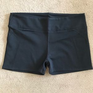 NWT Fabletics Moro yoga shorts (XL)